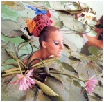 Brigitte Bauer con moño mariposa entre lirios, Tahití, Vogue