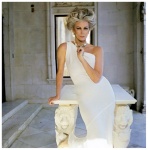 Carmen dell’Orefice con vestido blanco de Frank Masandrea, 1981,