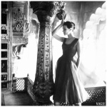 La modelo Anne en la India, Vogue UK, diciembre de 1956, foto de