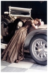 Wenda Parkinson con un vestido de noche de raso delante de un Ro